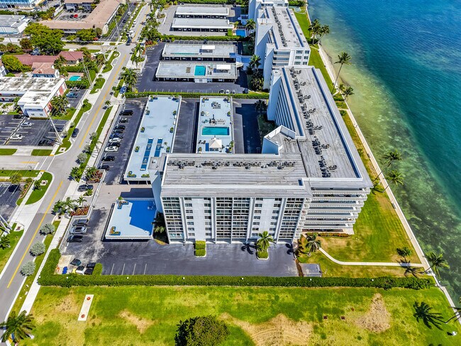 Building Photo - 301 Lake Shore Dr