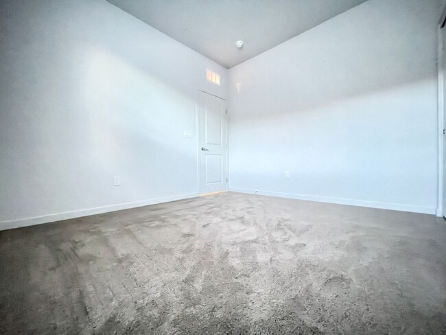 Building Photo - MOUNTAIN VIEWS, Gently lived in 4 bedroom 2.5 Bathrooms with Loft, home is a Must See!