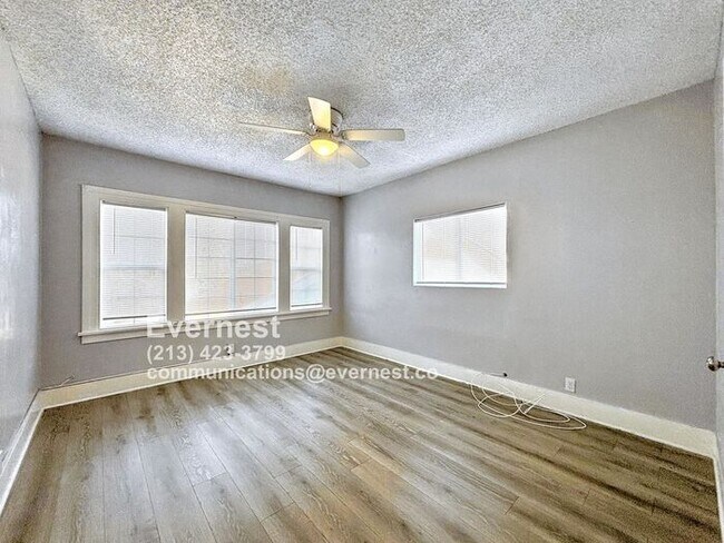 Building Photo - Charming 2-Bedroom Home with Garage and Ba...
