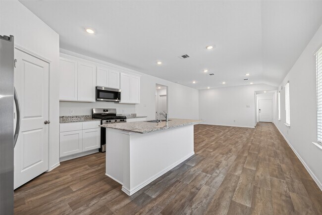 Building Photo - 3030 Lake Crest Dr