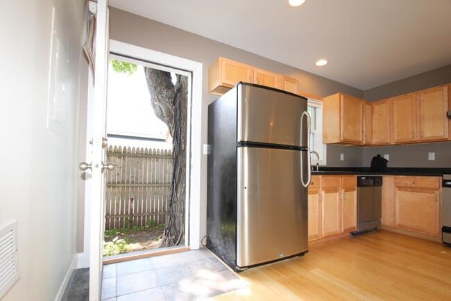 Building Photo - 18 Monroe St