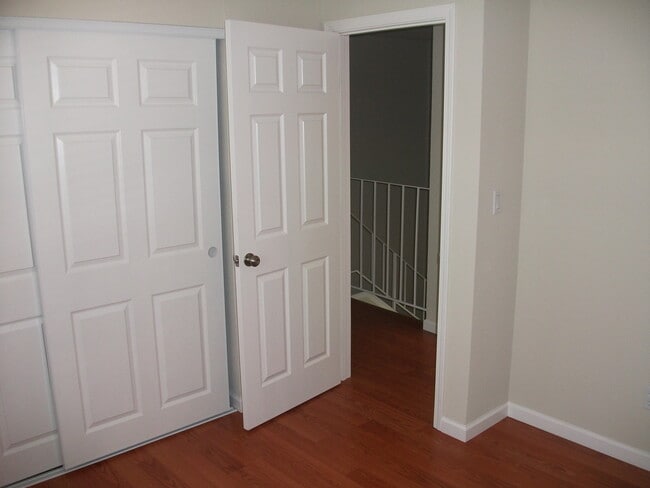 Building Photo - 4 bedroom home/ 2.5 Bath Single Family Hom...