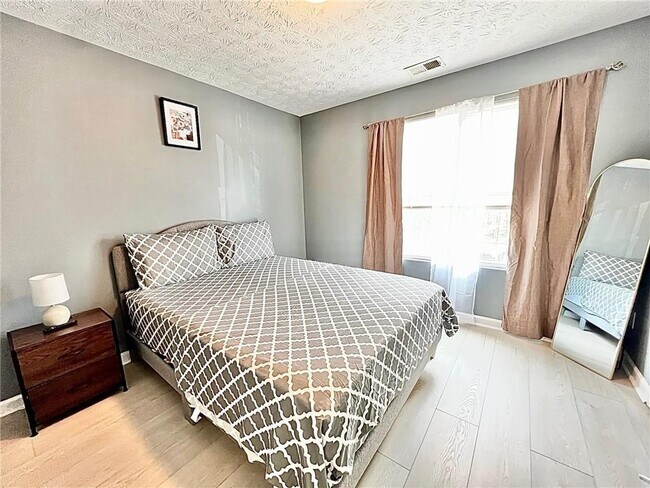 Building Photo - 8302 Fairington Rd