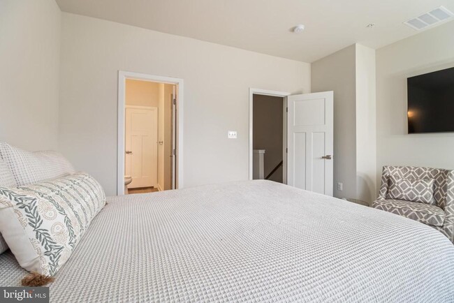 Building Photo - 646 Lakemont Dr