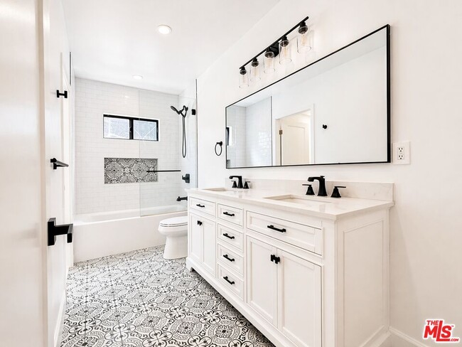 Building Photo - 818 N Genesee Ave