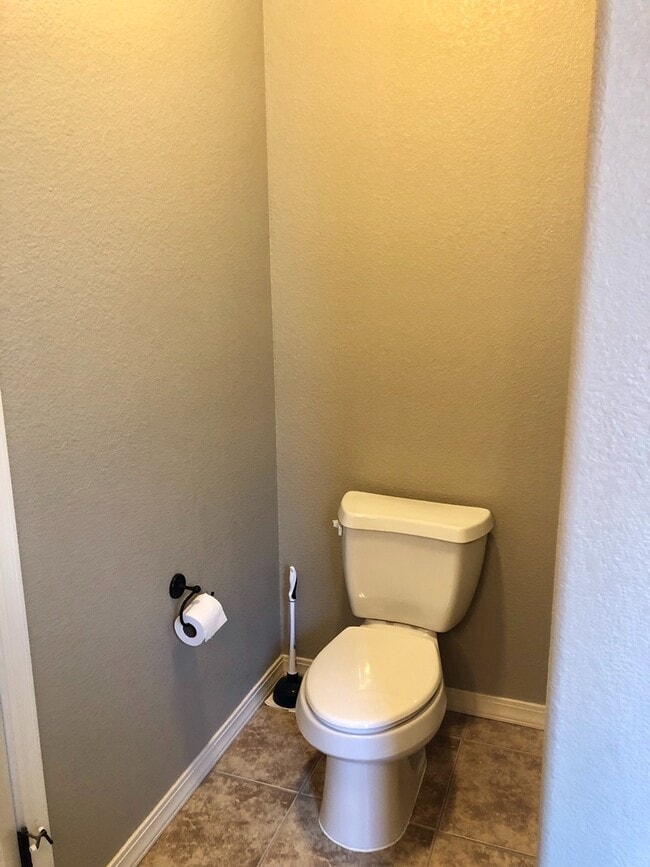 Building Photo - Spacious 4 Bedroom in Southern Vista Estates!