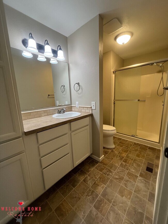 Building Photo - Remodeled rambler, no carpet, with HUGE fenced yard!!