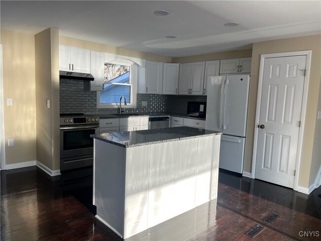 Building Photo - 7650 Commodore Cir