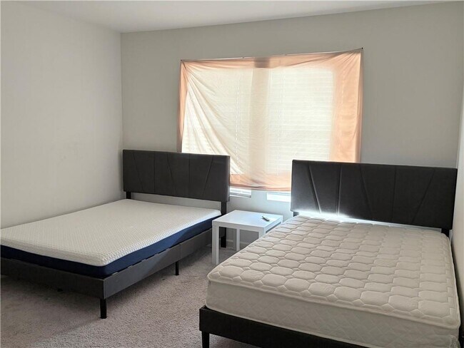 Building Photo - 633 Tudor St