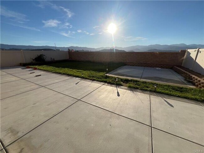 Building Photo - Spacious and beautifully appointed 5-bedroom, 3-bathroom home