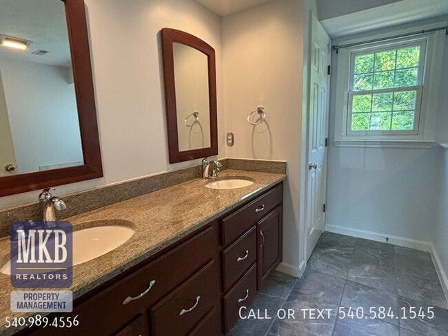 Building Photo - 5175 Lakeland Dr