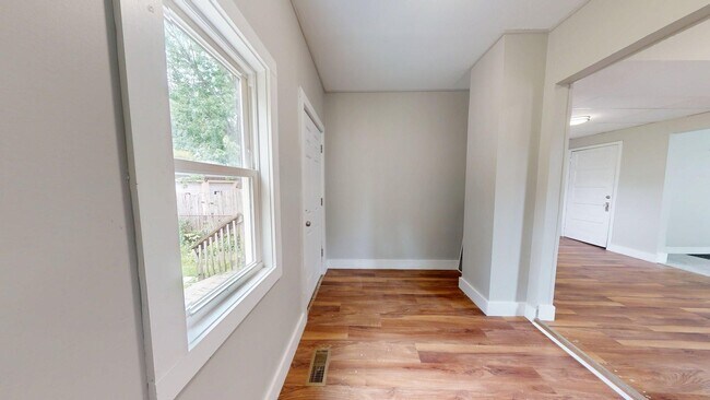 Building Photo - Madison/West Blvd neighborhood: 3 bedroom/1 bath single family home.