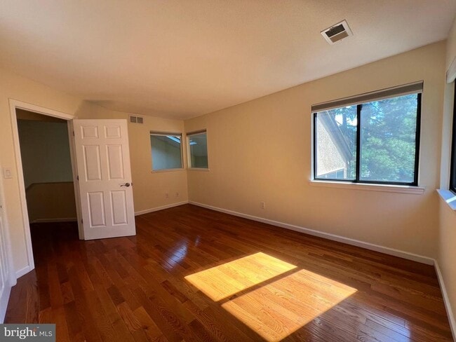 Building Photo - 80 Sayre Dr