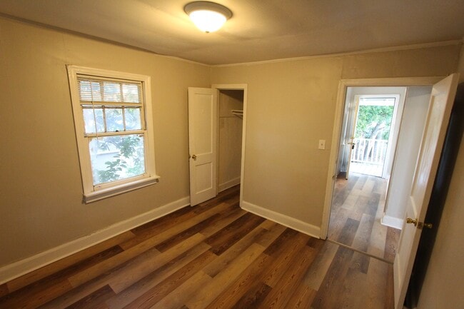 Building Photo - 234 1/2 Saluda St