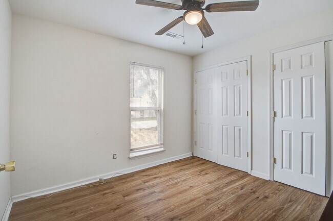Building Photo - 2451 Castlereagh Rd