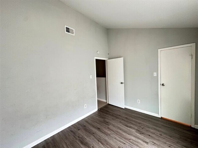 Building Photo - 8717 Victorian Village Dr