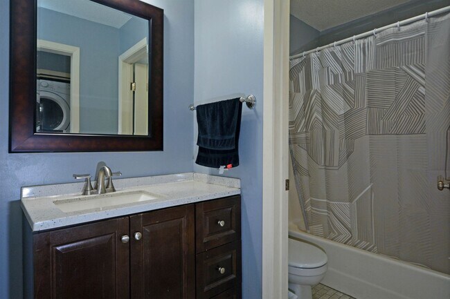 Building Photo - Beautiful 2-Bed 1-Bath Condo in Bloomington - Available Now!