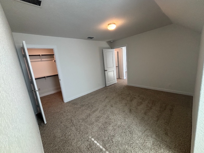 Building Photo - 9409 Chatside