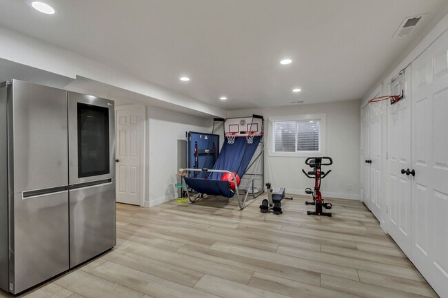 Building Photo - Beautiful 5-Bedroom Home in Sandy!
