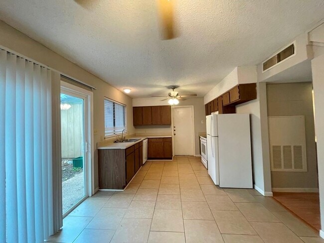 Building Photo - 9502 Quail Village Ln