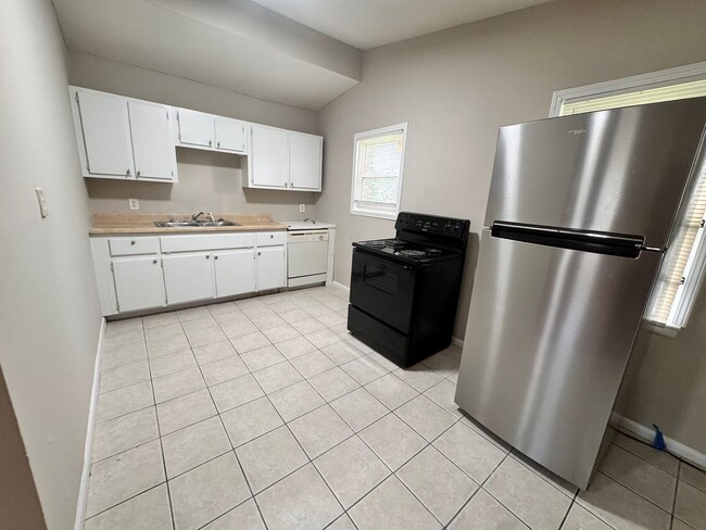 Building Photo - Available for Immediate Move In - 4 Side B...