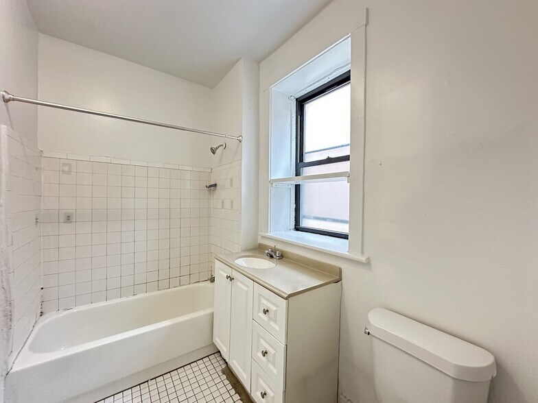 Building Photo - 824 W Waveland Ave