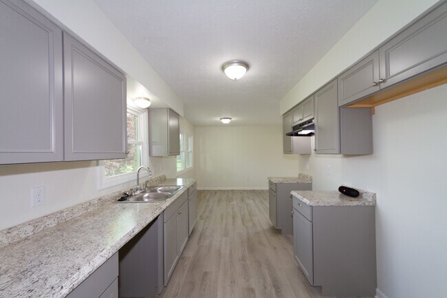 Building Photo - Updated 3 bedroom 1.5 bath home in desirab...