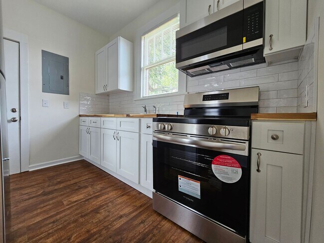 Building Photo - 515 E 49th St