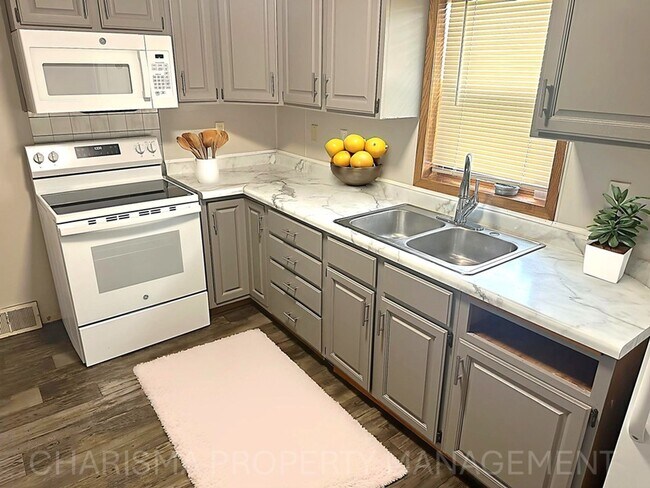 Building Photo - Spacious 2 Bedroom, 1.5 Bath Home, Newly U...
