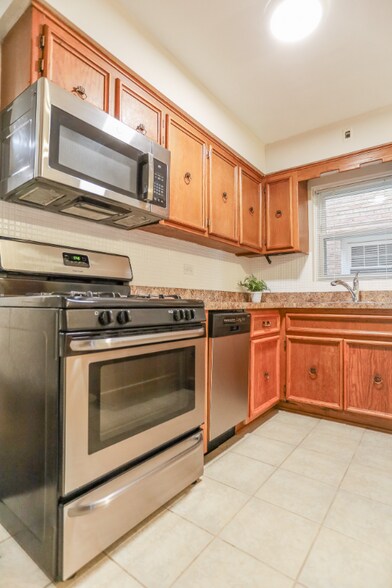 Primary Photo - 8614 W Berwyn Ave