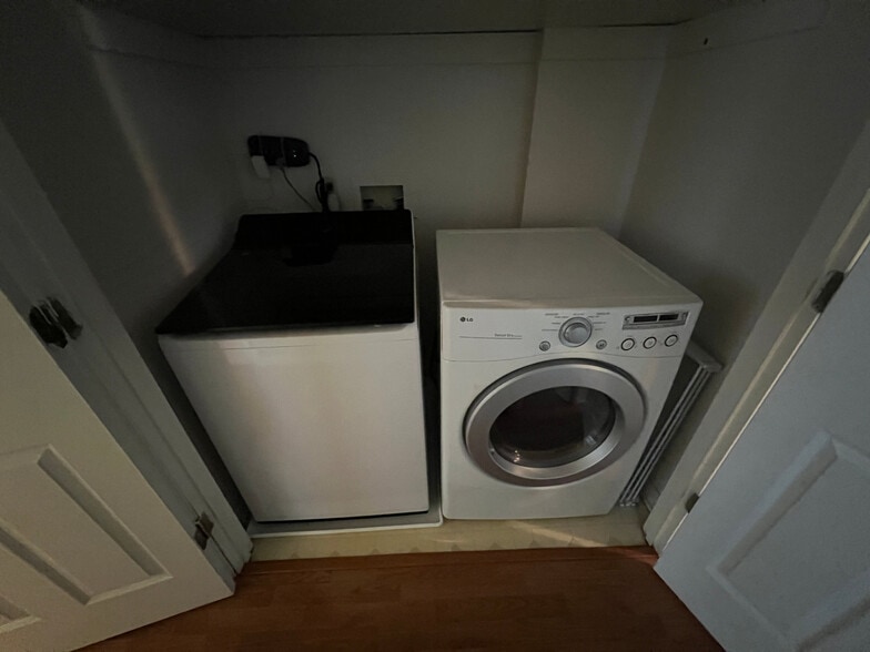 Building Photo - Room in House on Lancaster St