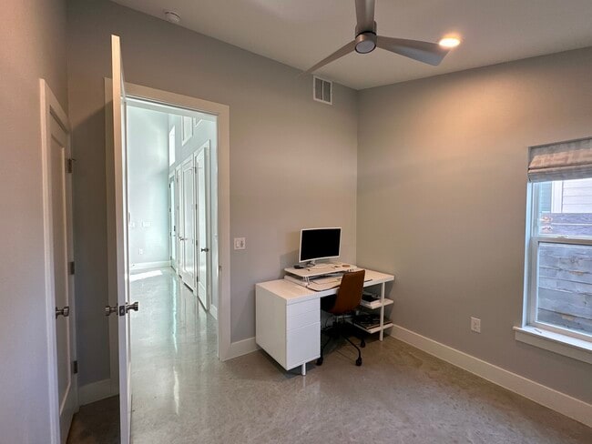 Building Photo - 5008 Lott Ave