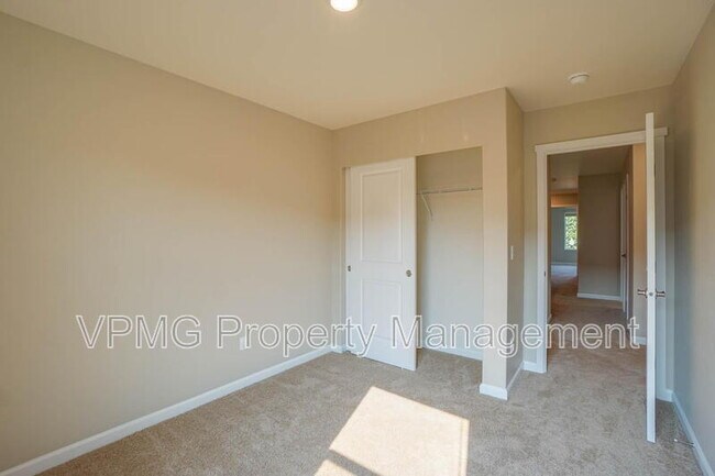 Building Photo - 7104 NE 155th Pl