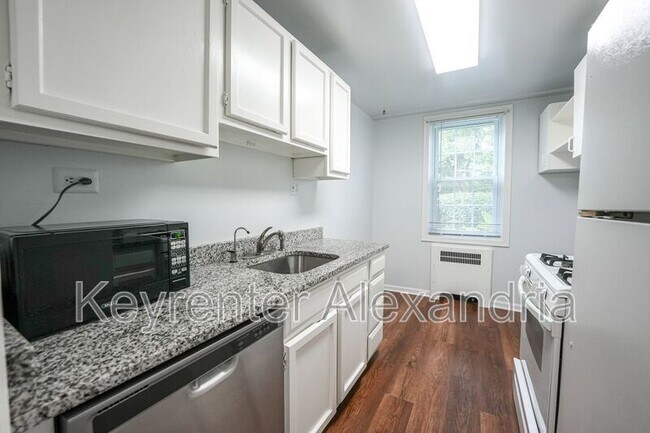 Building Photo - 206 N George Mason Dr