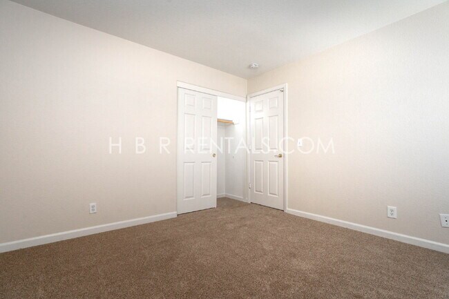 Building Photo - 803 Twin Oaks Dr