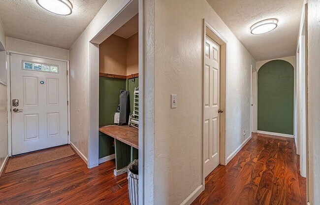 Building Photo - Beautiful Churchill Home!