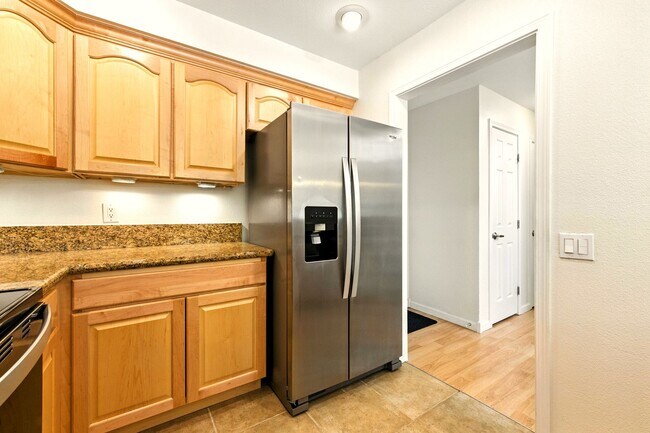 Building Photo - Gorgeous 3 Bed 2.5 Bath Townhome in Little...