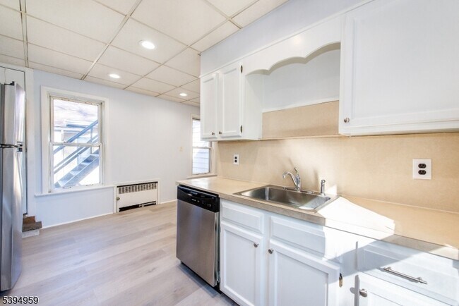 Building Photo - 182 Belleville Ave