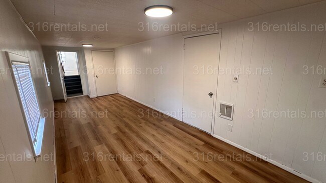 Building Photo - $1175 - 3 bed 1 bath - Single Family Home