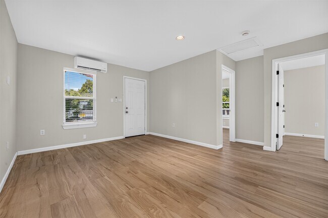 Building Photo - 908 1/2 Jewett St