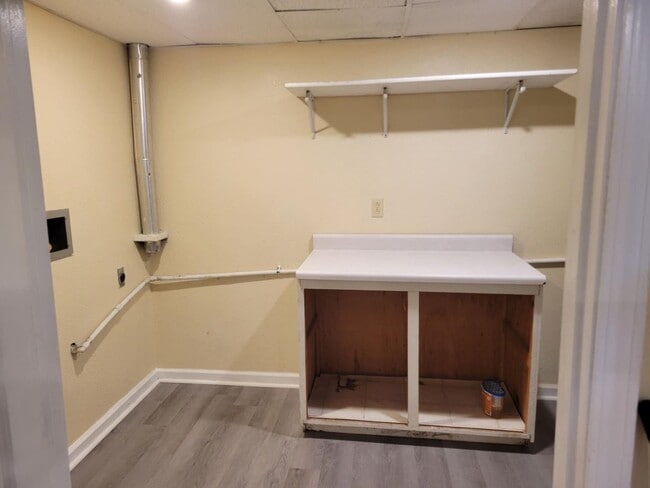 Building Photo - 4 bedroom 2 bathroom house with a basement...