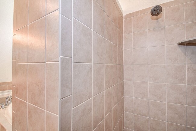 Building Photo - Beautiful 4/3/3 on a private 1 acre lot.