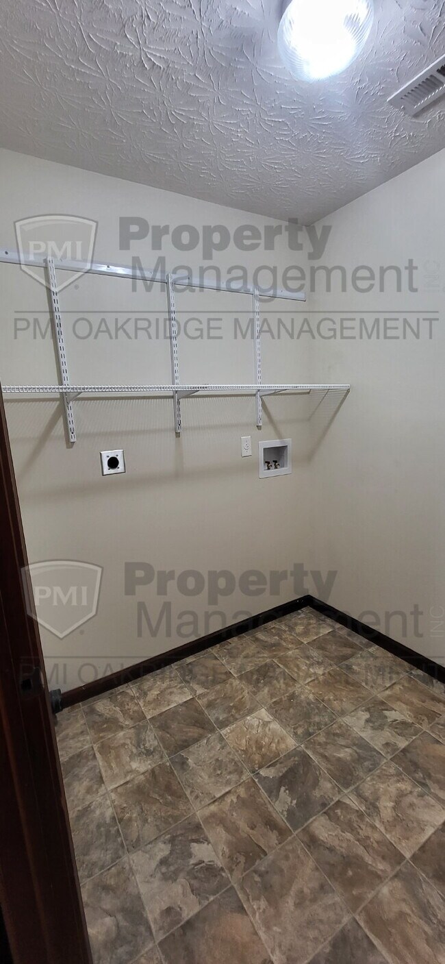 Building Photo - Single Level 2 Bed Half-Duplex with Attached Garage