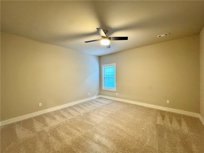 Building Photo - 921 NE Hts Ln