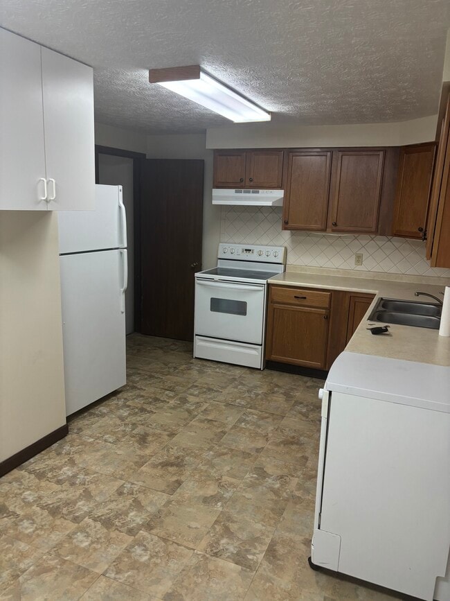 Building Photo - 2960 Thackeray Ave NW