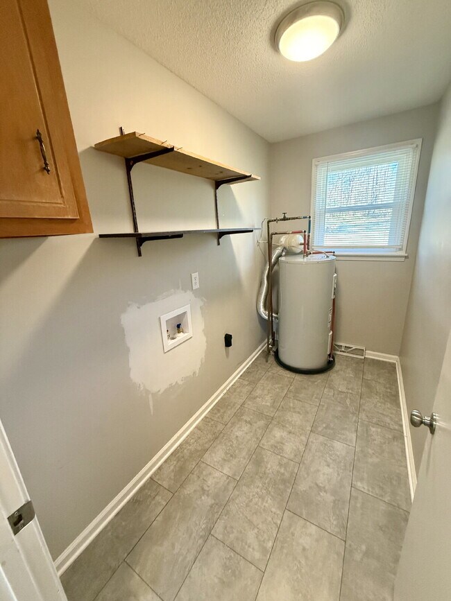 Building Photo - 1322 Shady Lawn Dr