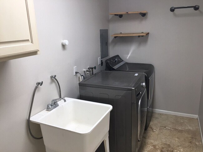 Building Photo - Beautifully renovated 3 bed/3bath near UTMB
