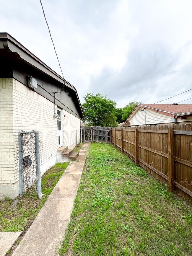Building Photo - Available Now!!!! Gorgeous 3 bedroom, 2 bath, 2 car garage home. Beautiful wood look flooring. Sp...