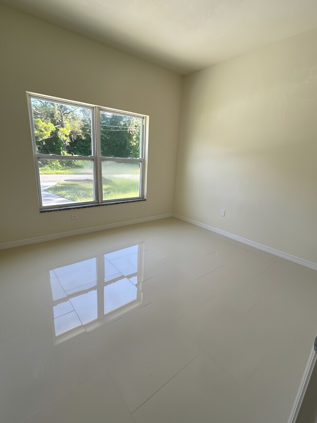 Building Photo - 3212 Oleander Dr