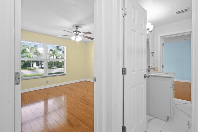 Building Photo - 244 Greymon Dr